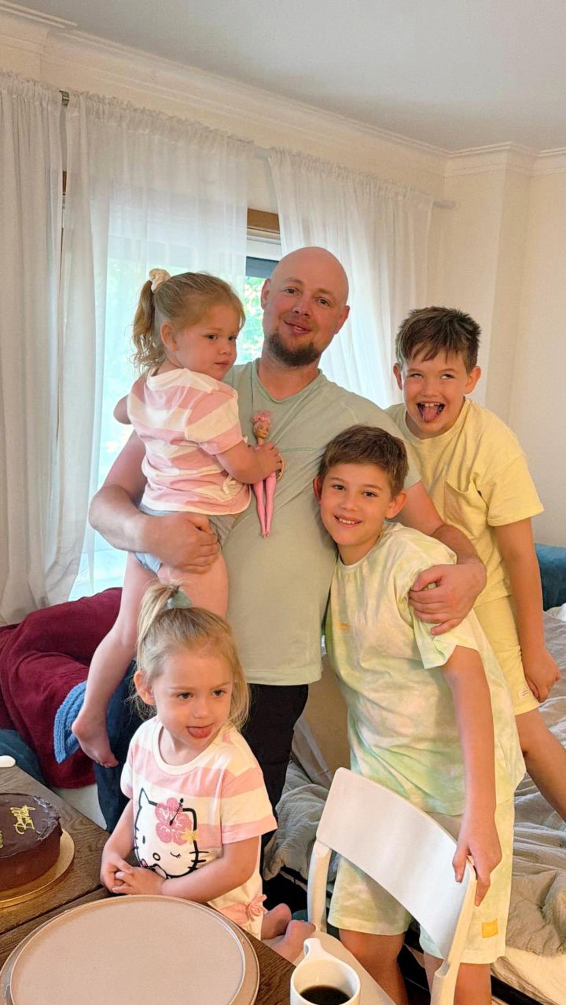 Михайло з дітьми — сімейне фото